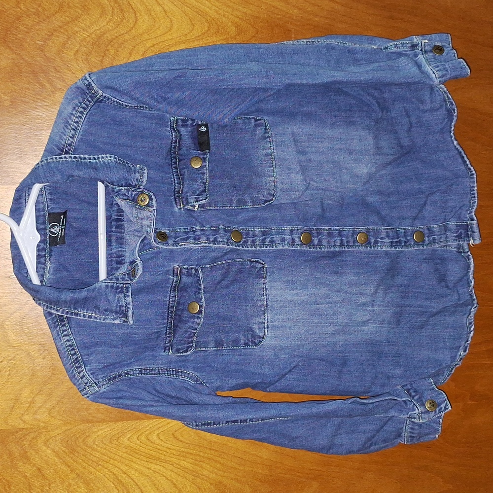 🔷️ Volcom denim long sleeved button-up jean shirt. Size 5.